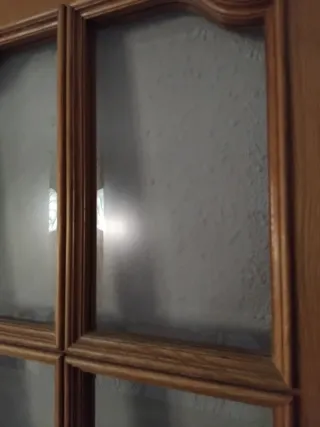 Puerta de madera con cristal