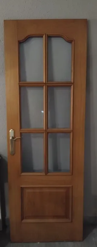 Puerta de madera con cristal