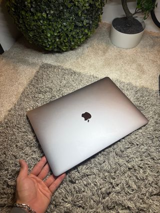 MacBook Pro Touch Bar Plata