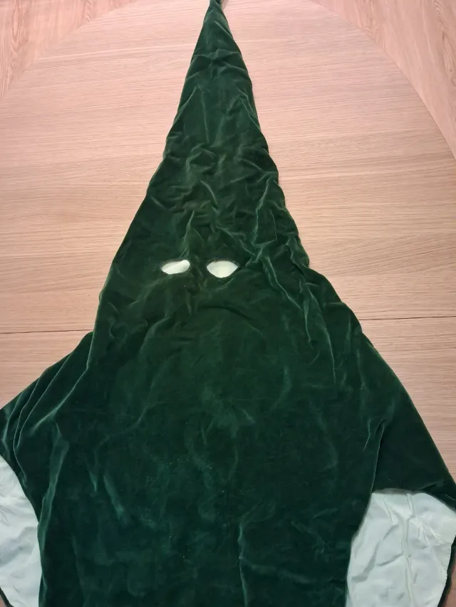 Capirote Nazareno y Escudo Cofradía