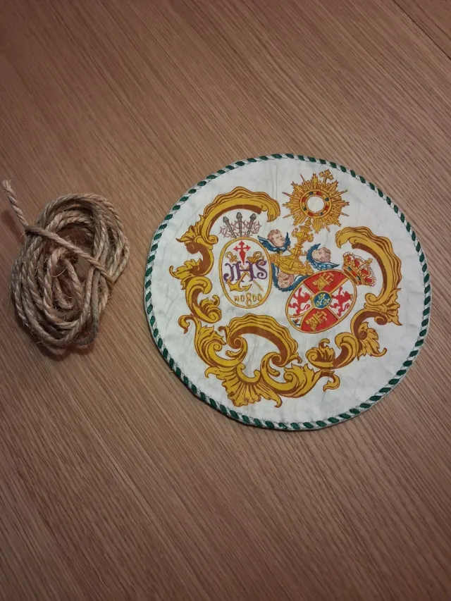 Capirote Nazareno y Escudo Cofradía