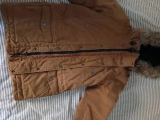 Abrigo Carhartt Marrón con Parches Morados