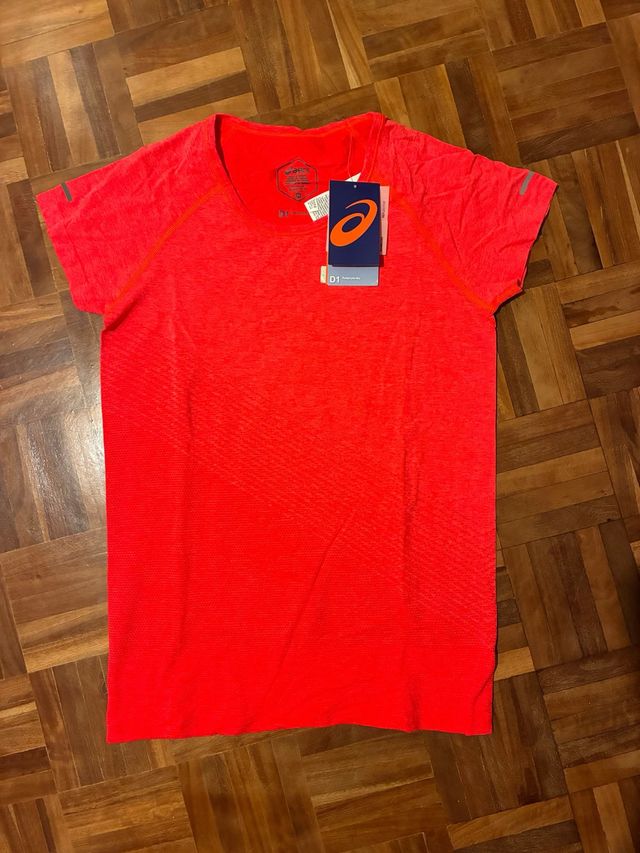 Camiseta deportiva Asics con etiqueta