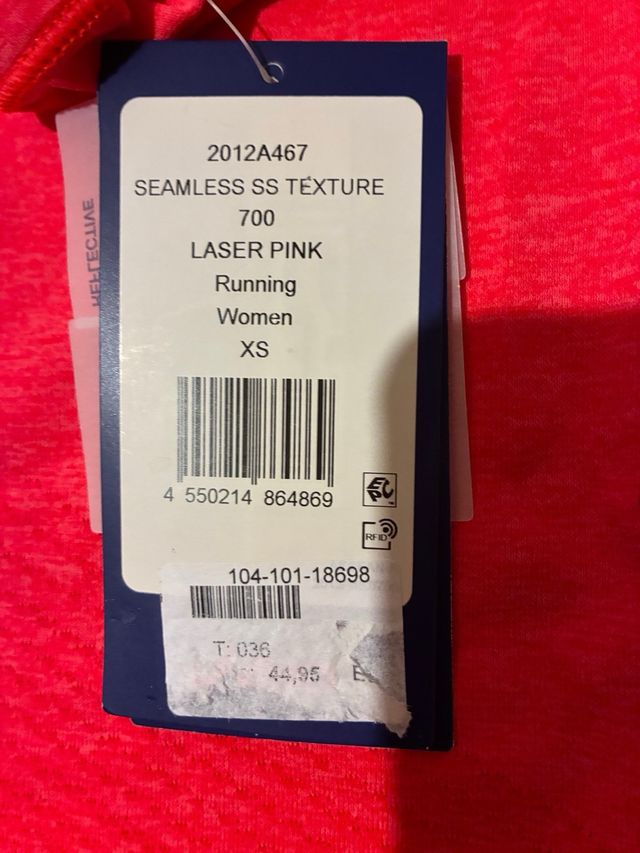 Camiseta deportiva Asics con etiqueta