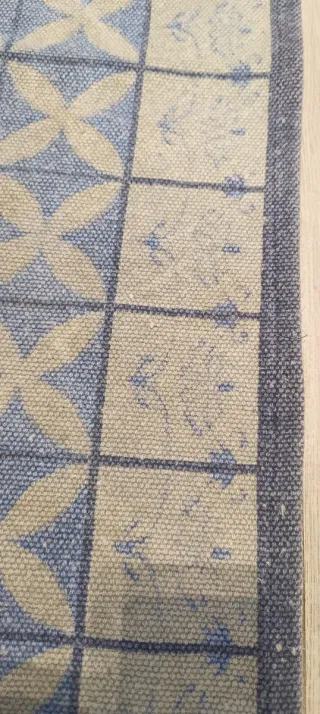 Tappeto geometrico bianco e blu