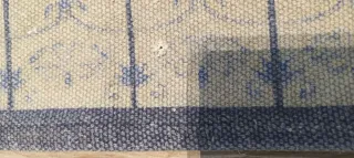 Tappeto geometrico bianco e blu