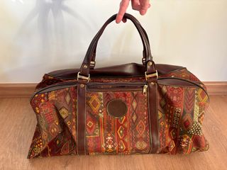 Bolso de mano tipo maleta estampado