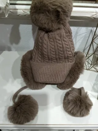 Gorro de lana con pompón y orejeras