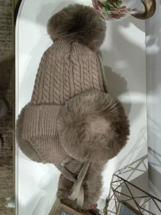 Gorro de lana con pompón y orejeras
