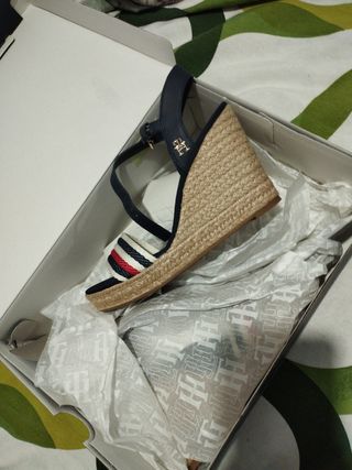 Sandalias cuña Tommy Hilfiger azul y multicolor