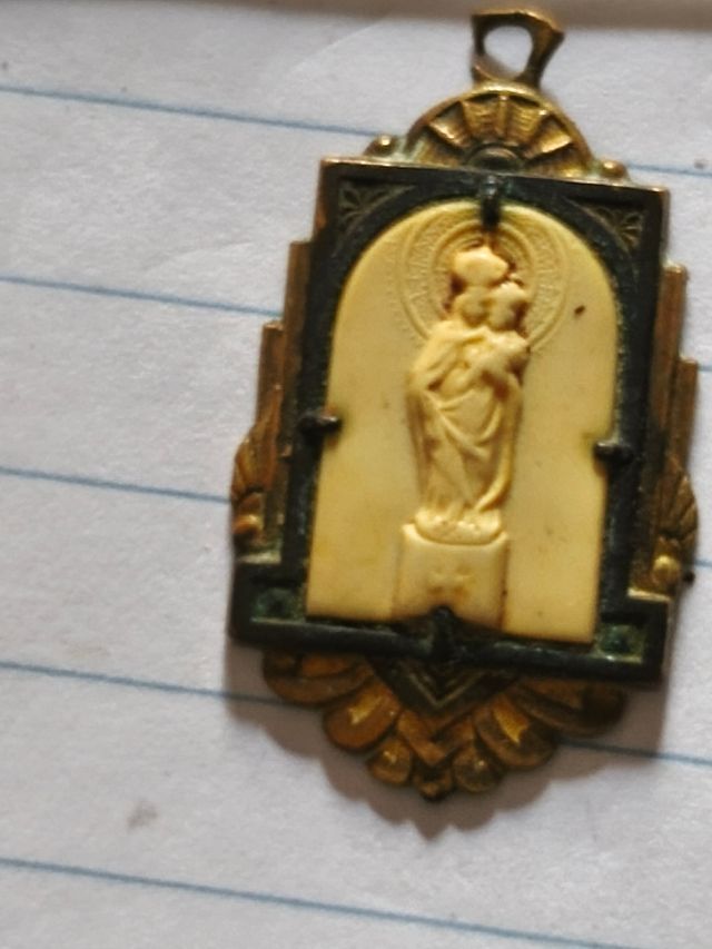 Medaglia Vergine del Pilar con cornice dorata senza anello