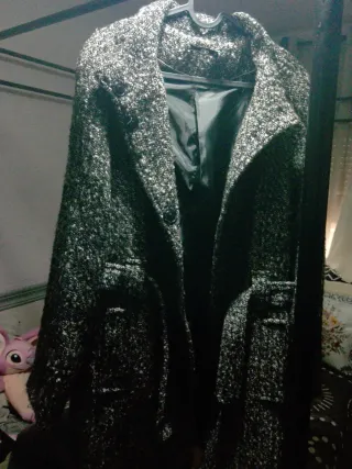 Abrigo de paño gris y negro