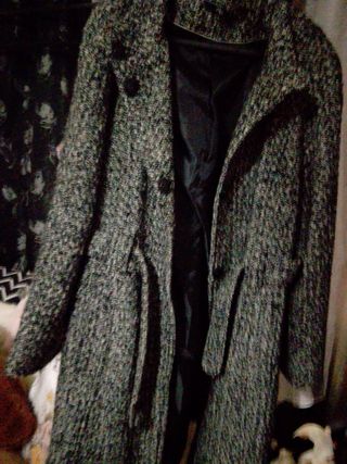 Abrigo de paño gris y negro