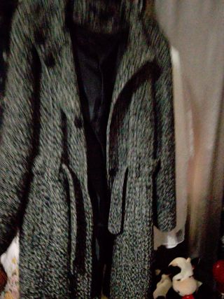 Abrigo de paño gris y negro