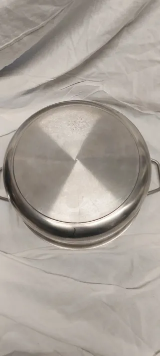 Pentola in metallo con coperchio