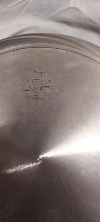 Pentola in metallo con coperchio