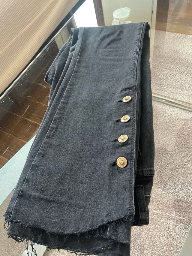 Pantalón campana vaquero con botones