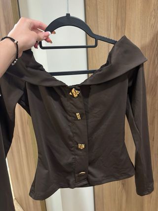 Top marrón Shein hombros descubiertos