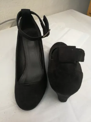 Zapatos de tacón negros con pulsera