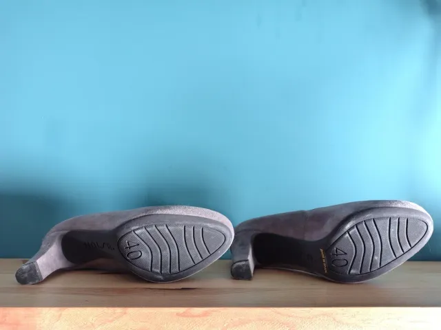 Zapatos de tacón grises