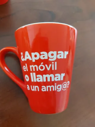 Tazas Nescafé y Kit Kat Rojas
