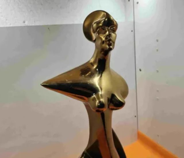 ESCULTURA MUJER DE BRONCE ABSTRACTA DORADA