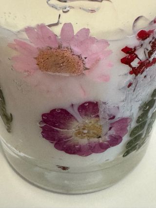 Vela aromática con flores secas