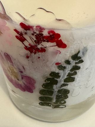 Vela aromática con flores secas