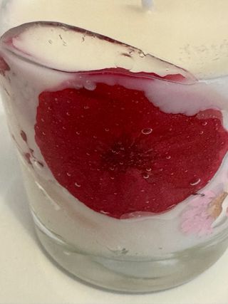 Vela aromática con flores secas