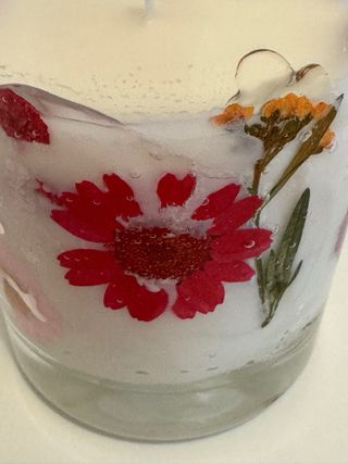 Vela aromática con flores secas