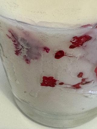 Vela aromática con flores secas