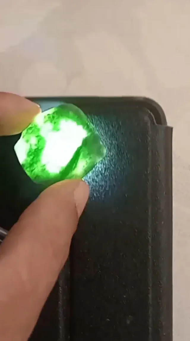 Piedra de Jade Verde y Blanca