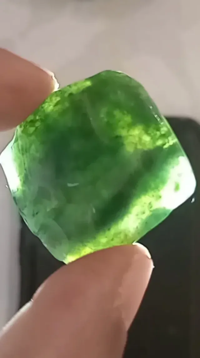 Piedra de Jade Verde y Blanca