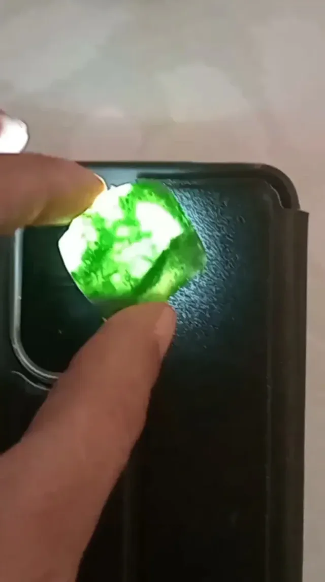 Piedra de Jade Verde y Blanca