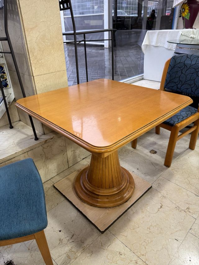 Tavolo quadrato in legno