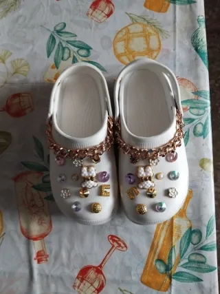 Crocs bianche con decorazioni oro e strass