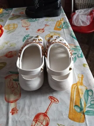 Crocs bianche con decorazioni oro e strass