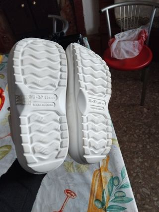 Crocs bianche con decorazioni oro e strass