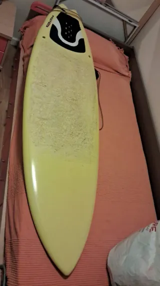 Tabla de surf amarilla Protech 180 largo 52 ancho