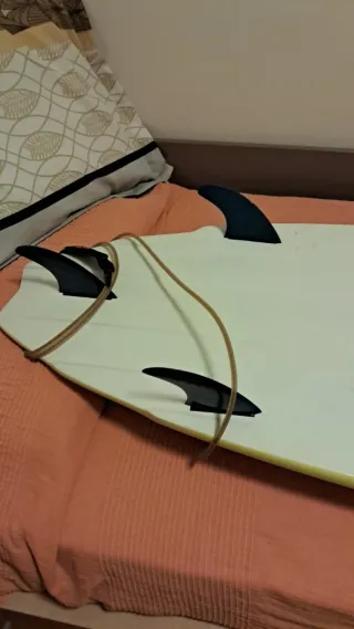 Tabla de surf amarilla Protech 180 largo 52 ancho