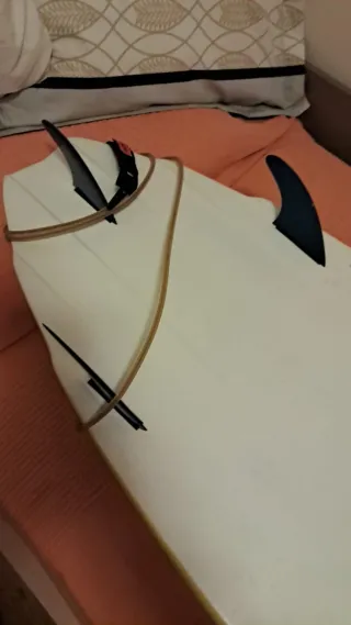 Tabla de surf amarilla Protech 180 largo 52 ancho