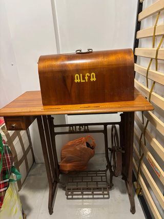 Máquina de coser Alfa antigua