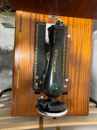 Máquina de coser Alfa antigua