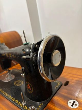 Máquina de coser Alfa antigua