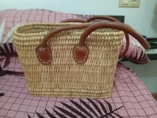 Bolso de mimbre con asas de cuero