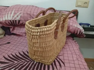 Bolso de mimbre con asas de cuero