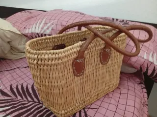 Bolso de mimbre con asas de cuero
