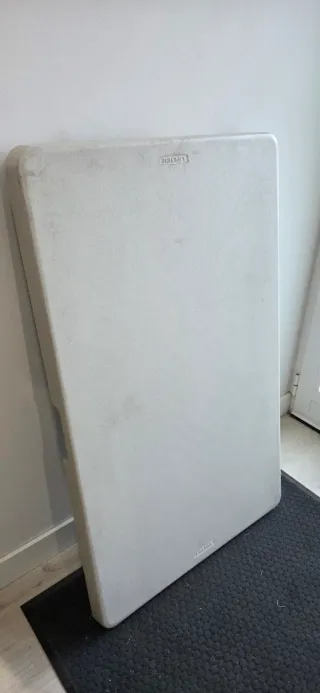 Mesa y bancos plegables