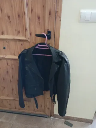 Chaqueta de piel negra
