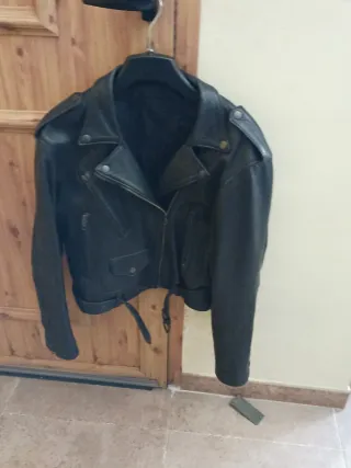 Chaqueta de piel negra